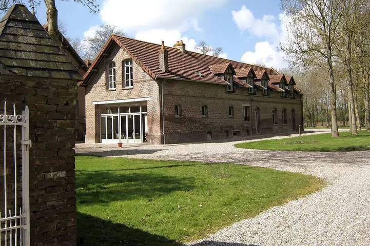 Gîte pour 15 personnes, avec jardin, animaux acceptés à Aigneville