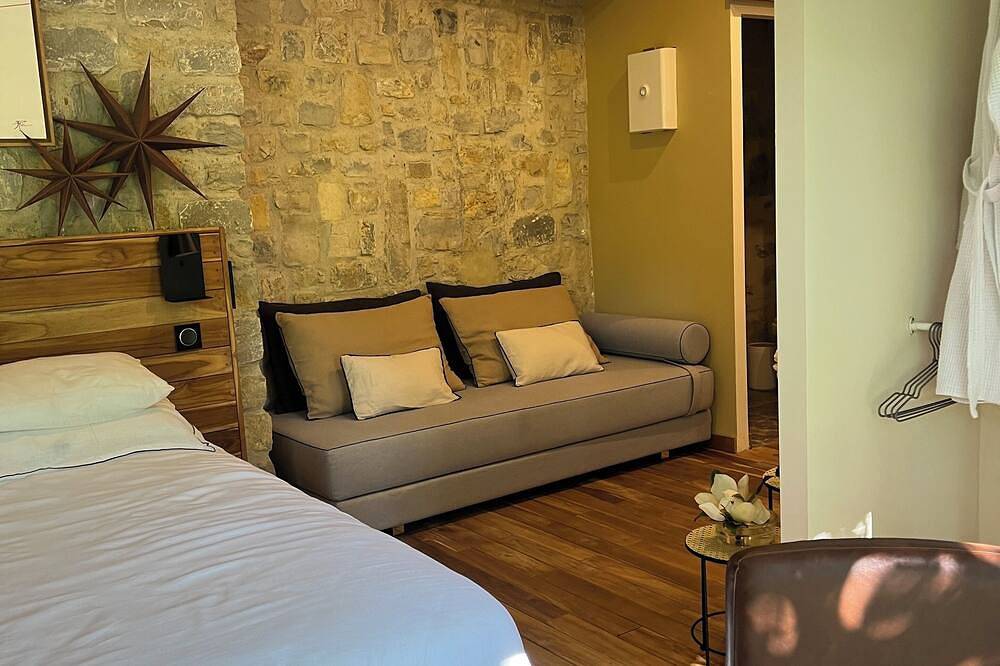 Ecolodge & private Spa, park pool! In the heart of nature 7 kms south of Nîmes in Garons, Region de Nimes