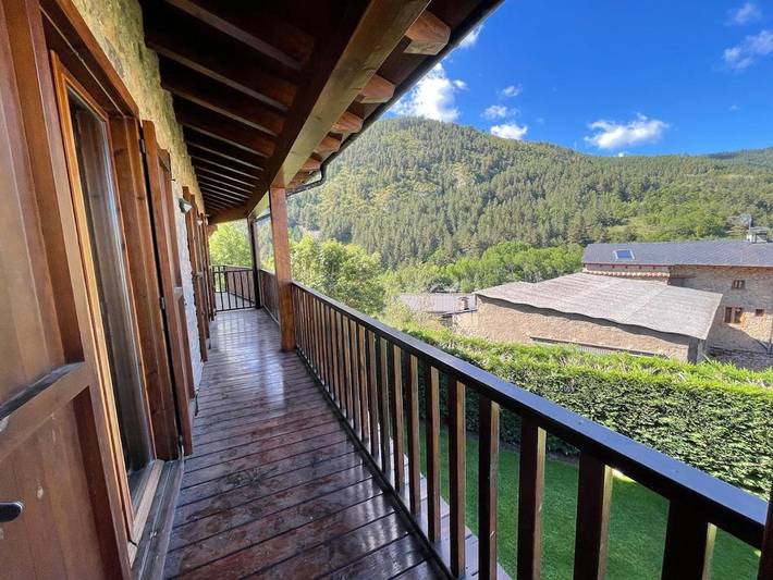Casa rural para 8 personas, con Balcón y Terraza además de Jardín y Vistas en Baixa Cerdanya - 3