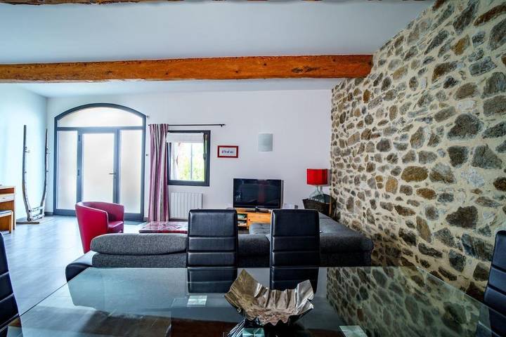 Location de vacances pour 4 personnes, avec jardin et jacuzzi à Cassagnes