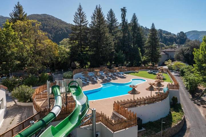 Location de vacances pour 6 personnes, avec terrasse et piscine, animaux acceptés à Saumane