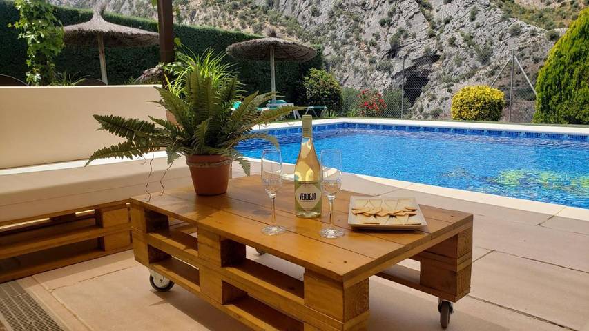 Casa de vacaciones para 4 personas, con vistas además de jardín y piscina - 1