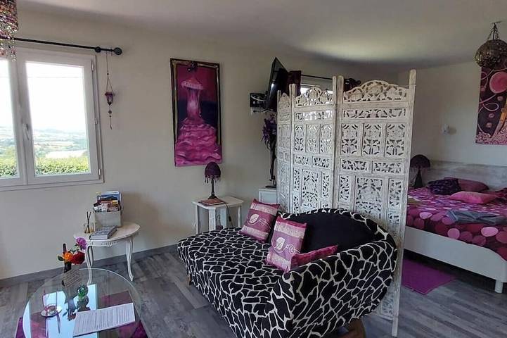 Location de vacances pour 4 personnes, avec piscine ainsi que jardin et jacuzzi à Égliseneuve-près-Billom - 2