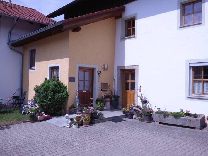 Ganze Wohnung, Gillingerhof - Ferienwohnung Hofblick (55qm) behindertengerecht mit Terrasse für 2 Personen in Chamerau, Ostbayern