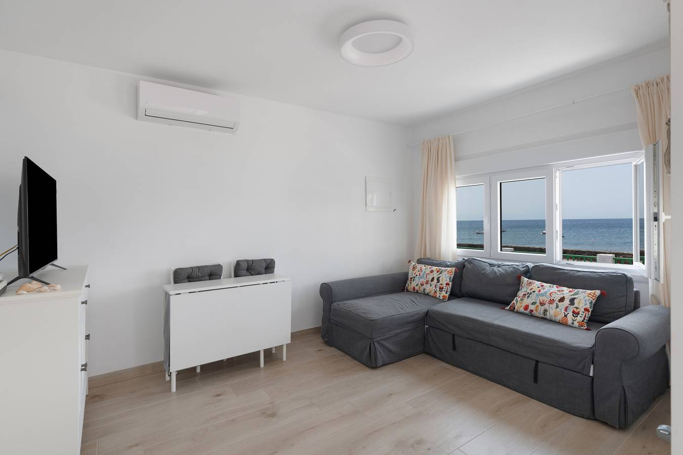 Apartamento entero, Vacaciones 'La Casa De La Playa' con vistas al mar, Wi-Fi y aire acondicionado in Quemada Beach, Lanzarote