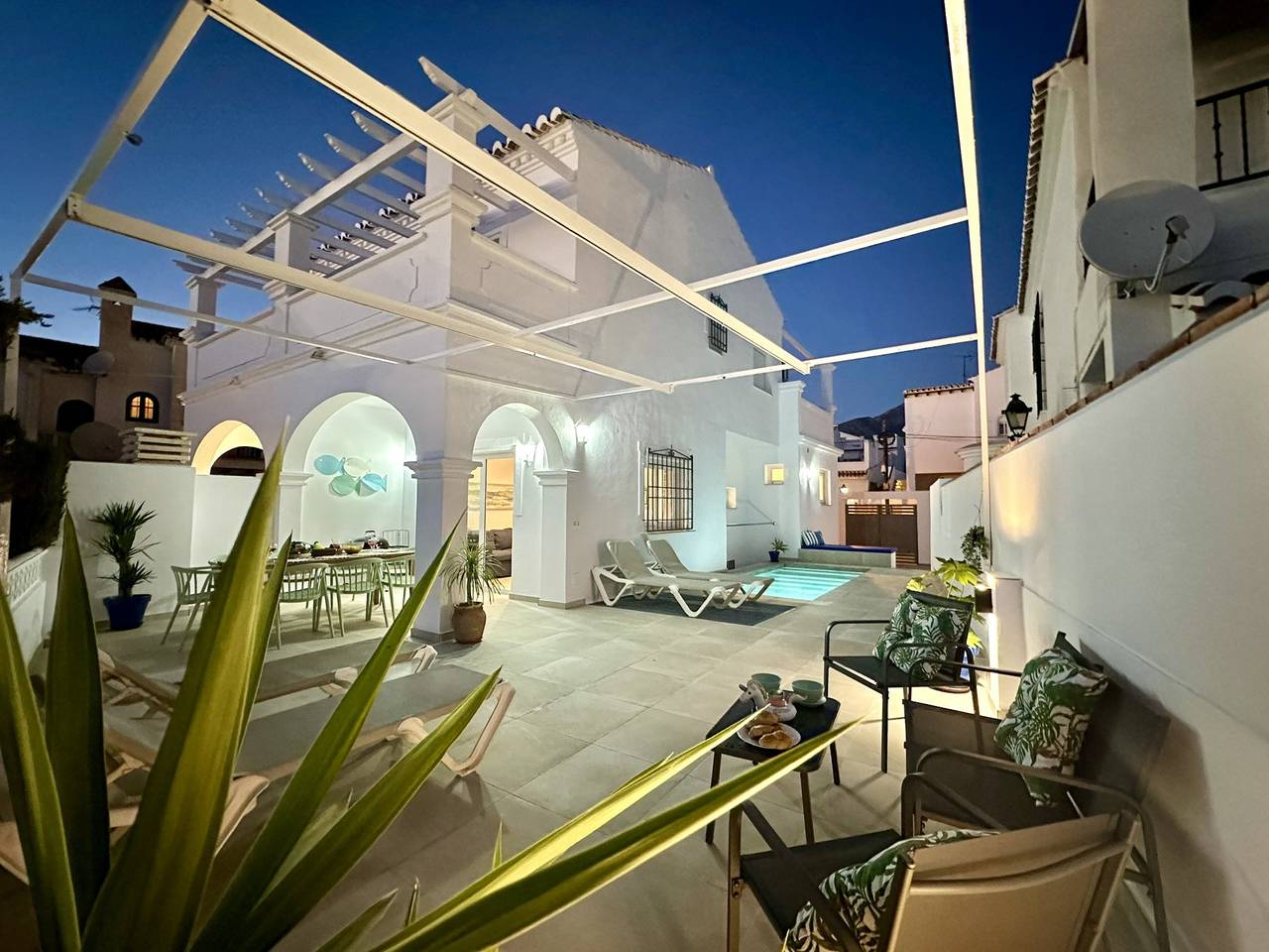 Villa for 8 People in Playa de Burriana, Nerja