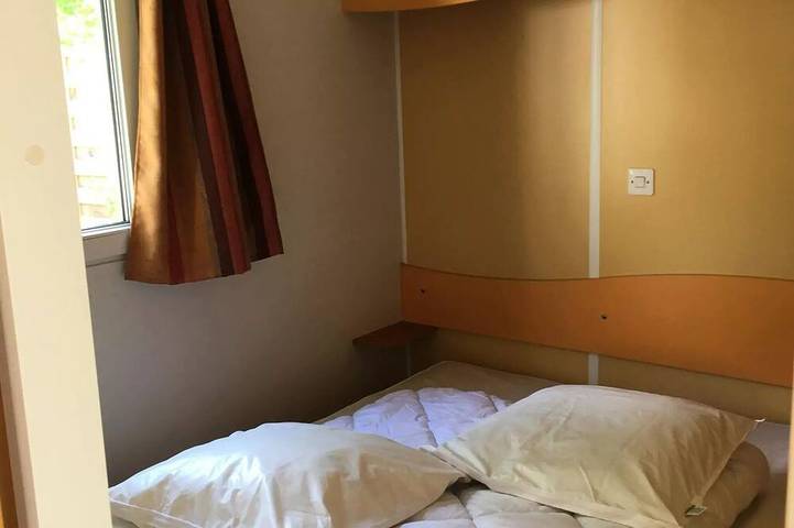 Mobil home pour 3 personnes, avec piscine ainsi que jacuzzi et sauna, animaux acceptés à Thiviers - 2