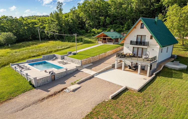 Appartement confortable de 243 m² avec piscine et terrasse, à 2 km de la rivière Lika in Gospić, Lika-Senj