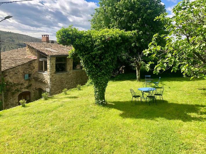 Chambre d’hôte pour 4 personnes, avec Terrasse ainsi que Jardin et Vue à Vesseaux