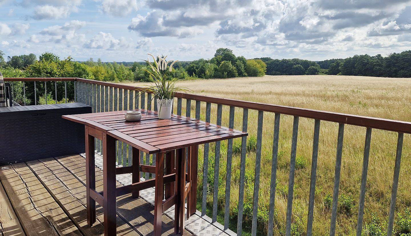 Ganze Wohnung, Komfortable Ferienwohnung mit überdachtem Balkon und herrlichem Landschaftsblick in Wittenbeck, Bad Doberan & Umland