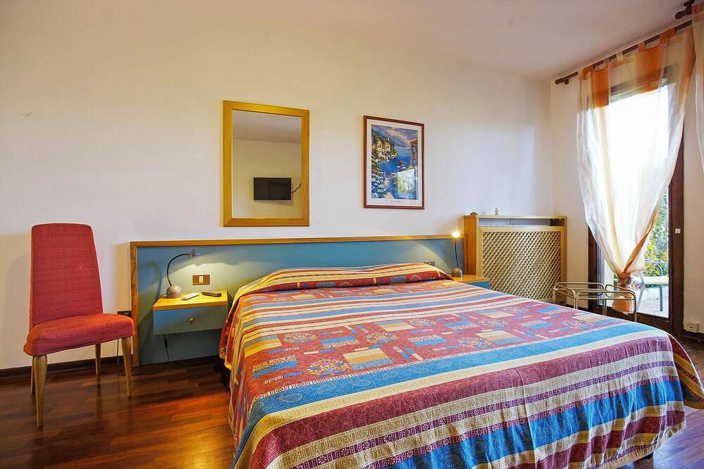 Apartamento entero, Apartamento con gran terraza y jardín en una residencia con piscina in Luino, Comune di Luino