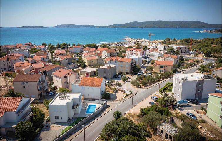 Cozy 1-Bedroom Apartment with Pool, 1km from Beach in Sibenik, Šibenik-Knin