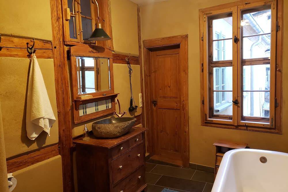 Ganze Wohnung, Gästezimmer Südfrankreich, lehmgeputzes Bad, Badewanne, Garten, Sauna, Küche in Greiz, Region Greiz