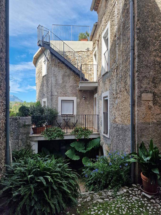 Location de vacances pour 2 personnes, avec vue et terrasse, animaux acceptés à Fontechiari - 2