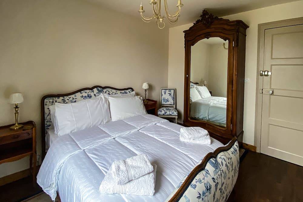 Comfortable Historic Gite for 14 persons - Hottub/ Use of Tennis Court opposite in Montanel, Région d'Avranches