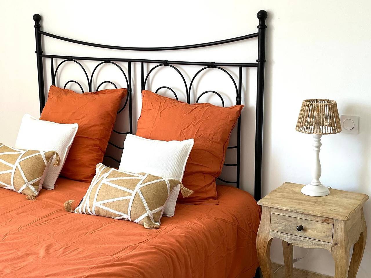 Chambre d’hôtes « Chambre Blanche » avec vue montagne, Wi-Fi et climatisation in Le Thoronet, Région de Draguignan