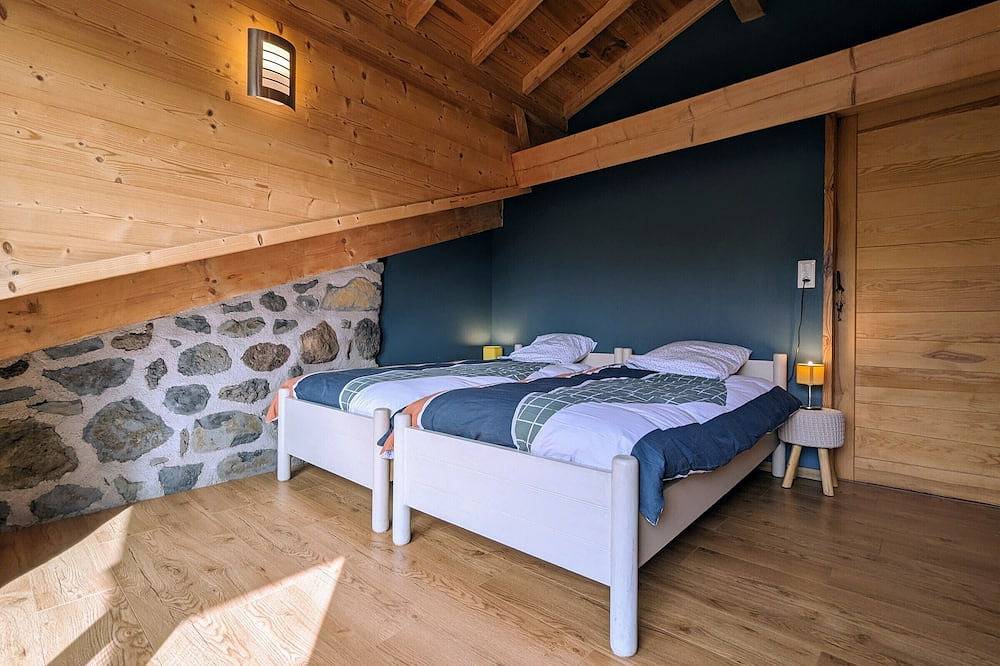Gîte confortable près de la Cascade de la Beaume avec terrasses et parking privatif in Solignac-sur-Loire, Haute-Loire