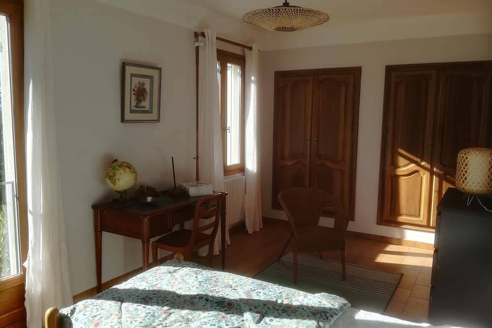House with peaceful pool, south Luberon, between vineyards and olive trees in La Bastidonne, Parc naturel régional du Luberon