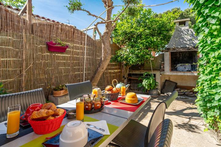 Room 'Galet' with Shared Terrace, Wi-Fi and Air Conditioning in Colombiers, Côte d'Améthyste