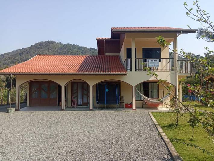 Casas e apartamentos de temporada para 4 pessoas, com vista e jardim e ainda piscina em Pomerode