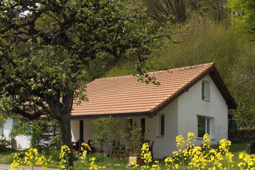 A cozy cottage, suitably different, near medieval and modern Neuchâtel. in Val-de-Ruz, Lake Neuchâtel