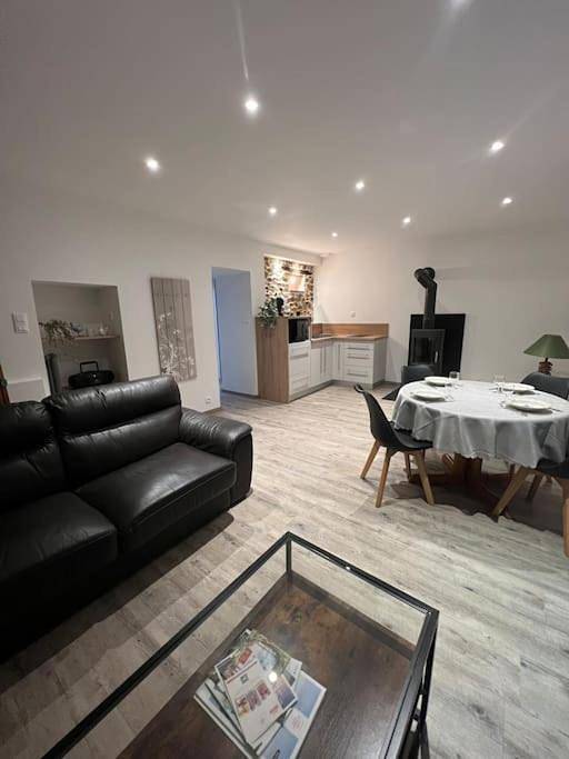 Gîte pour 4 personnes, avec jardin à Quemperven