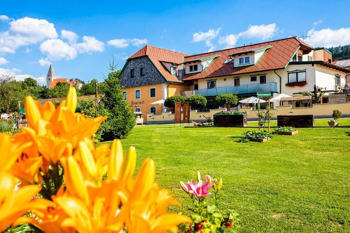 Ferienhaus für 18 Personen, mit Balkon und Whirlpool sowie Terrasse und Garten