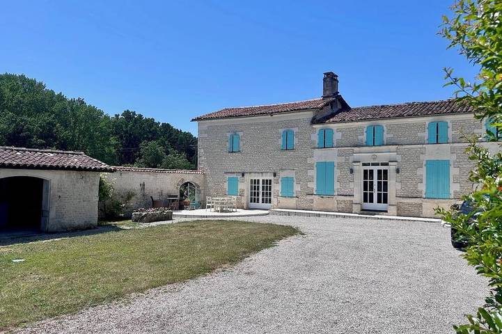 Location de vacances pour 8 personnes, avec Terrasse et Jardin à Juillac-le-Coq