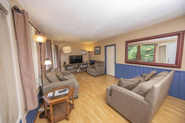 Log cabin for 6 people, with terrace and yard in Shenandoah Valley