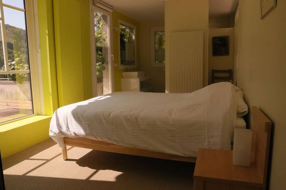 Le clos Charmarin, between city center and countryside in Chalezeule, Doubs (desambiguación)