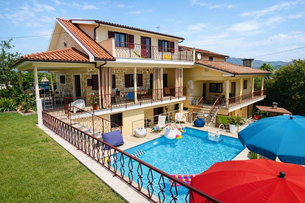 Villa Esteves avec piscine proche Braga Parking-terrasse & calme in Gême, Distrito de Braga