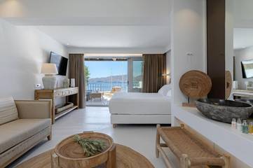 Gîte pour 2 personnes, avec balcon ainsi que piscine et vue dans Adamas