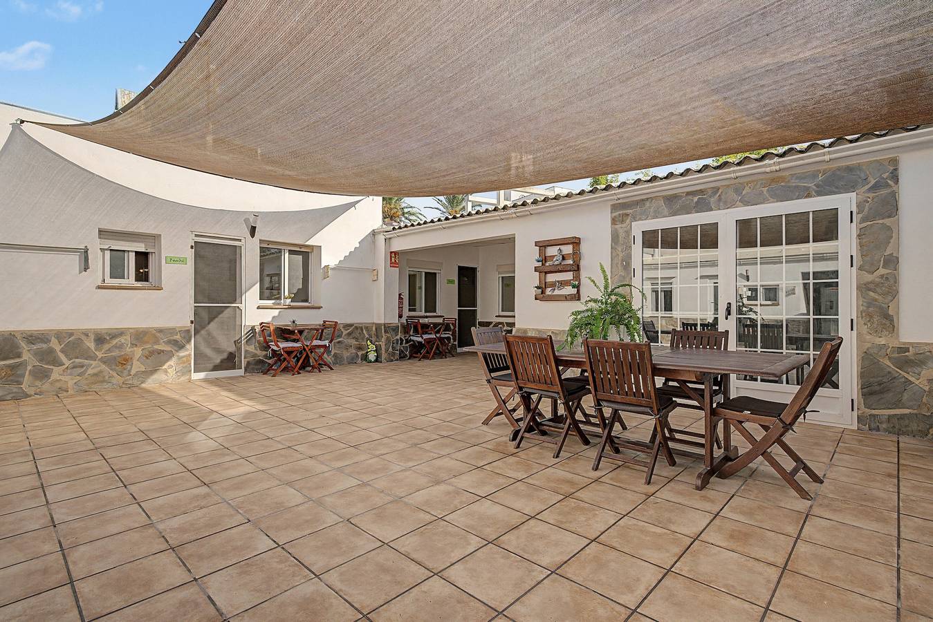 Apartamento entero, Habitación 'Buda' con terraza compartida, Wi-Fi y aire acondicionado in el Poblenou del Delta, Amposta
