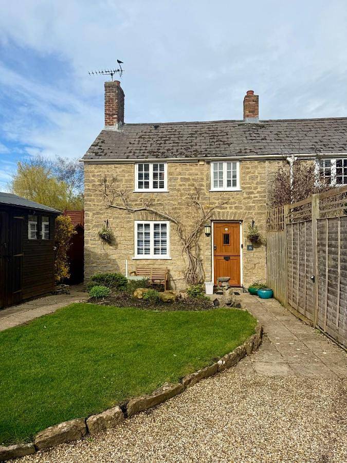 Entire holiday apartment, Cottage en-suite room with private lounge in Bridport, Dorset