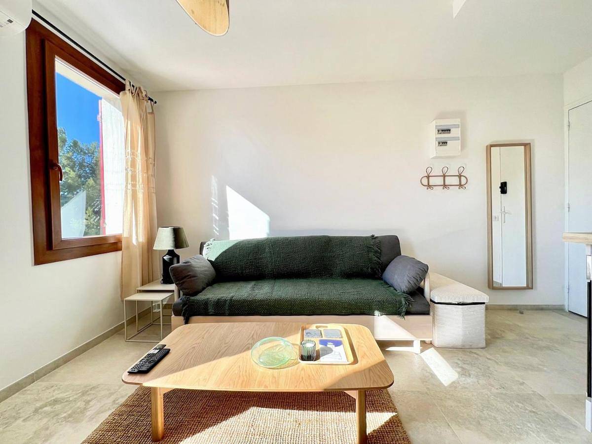 Appartement entier, Studio with Sofa Bed in Miramas, Côte méditerranéenne (France)