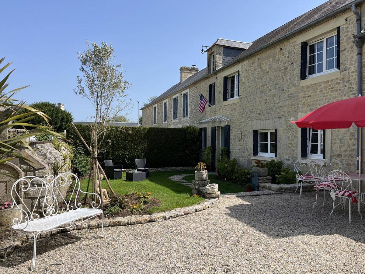 Double Room with Private Bathroom in Trévières, Région de Bayeux