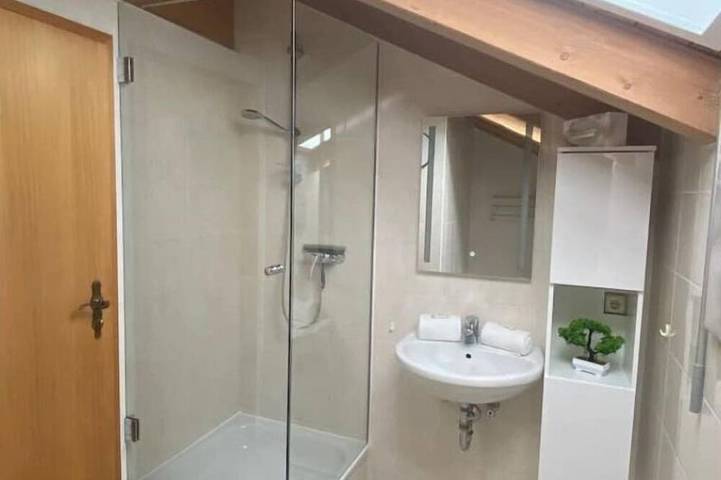Ganze Wohnung, Schöne Ferienwohnung \"Hubertus\" im Dachgeschoss in Holzkirchen, Landkreis Miesbach