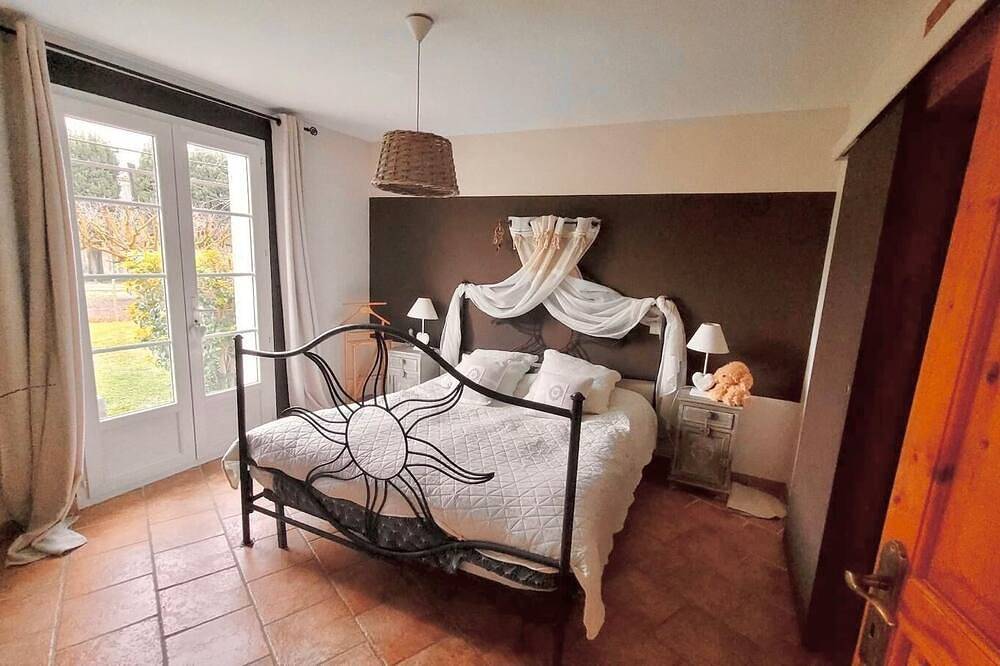 \"Les Louvettes\" in the heart of the Provencal countryside in Châteaurenard, Arles region