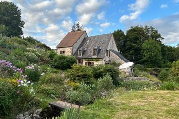 Gîte pour 8 personnes, avec terrasse et jardin à Sazeray