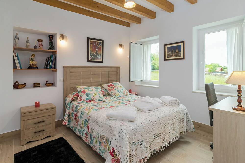 Balneario de Fontibre rodeado de finca privada de 5.000 m2 con jacuzzi y terraza in Fontibre, Hermandad de Campoo de Suso