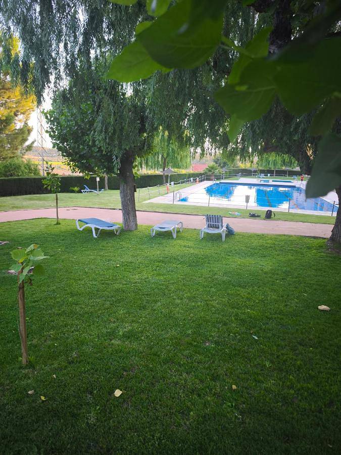 Gîte pour 6 personnes, avec terrasse ainsi que vue et piscine à Cretas - 2