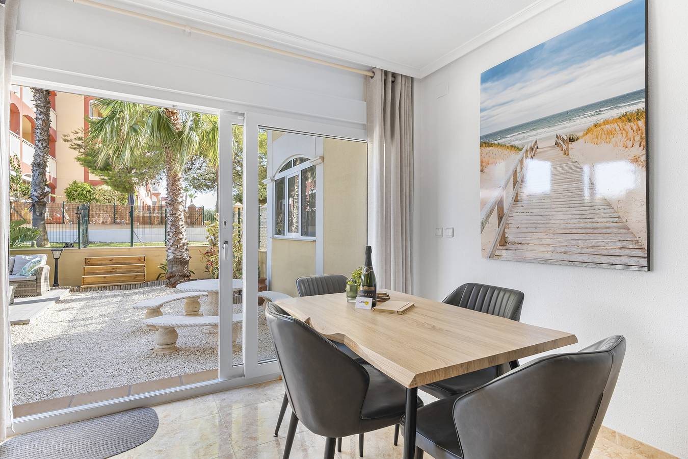 Apartamento entero, Apartamento 'Kolibri' con piscina compartida, Wi-Fi y aire acondicionado in Las Calas, Torrevieja