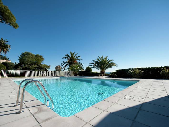 Gîte pour 4 personnes, avec piscine et balcon, adapté aux familles dans Plage de la Peguiere - 2