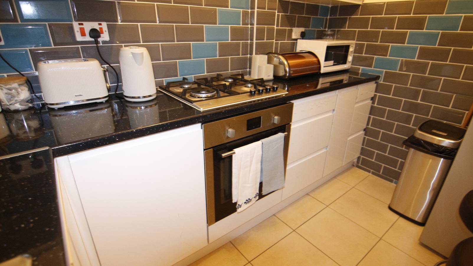 Entire vacation apartment, Stay8 Sleeps 6 with Street Parking in Birmingham, Birmingham Area