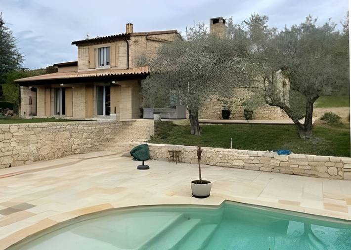 Gîte pour 10 personnes, avec terrasse ainsi que piscine et jardin