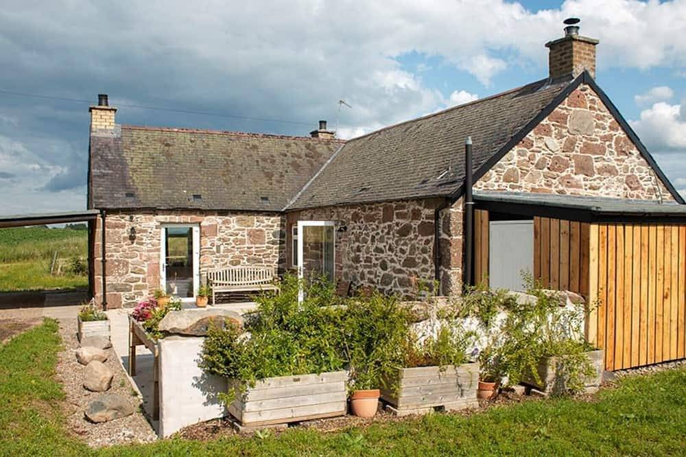 Idyllic location; sleeps 2; accessible; wood burner; dog friendly (pet fee) in Perthshire