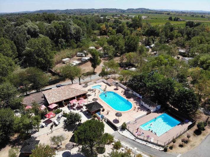 Camping pour 4 personnes, avec Terrasse et Jacuzzi ainsi que Jardin et Piscine