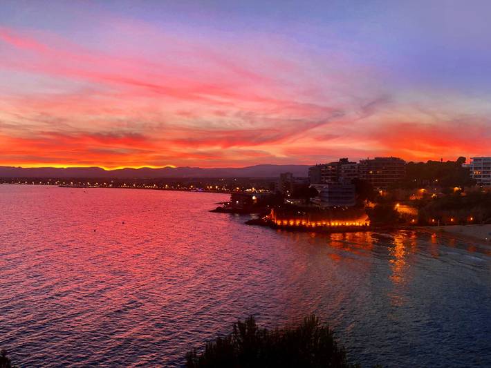 Appartamento intero, Triplex apartment in Salou with pool and parking, near the center in Cala dels Capellans (Salou), Salou