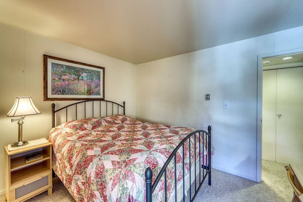 Ganze Wohnung, Gemütliche Wohnung mit eigenem Balkon, Gemeinschaftspool und Whirlpool - in der Nähe von Golf - Hunde Ok! in Arapahoe Basin