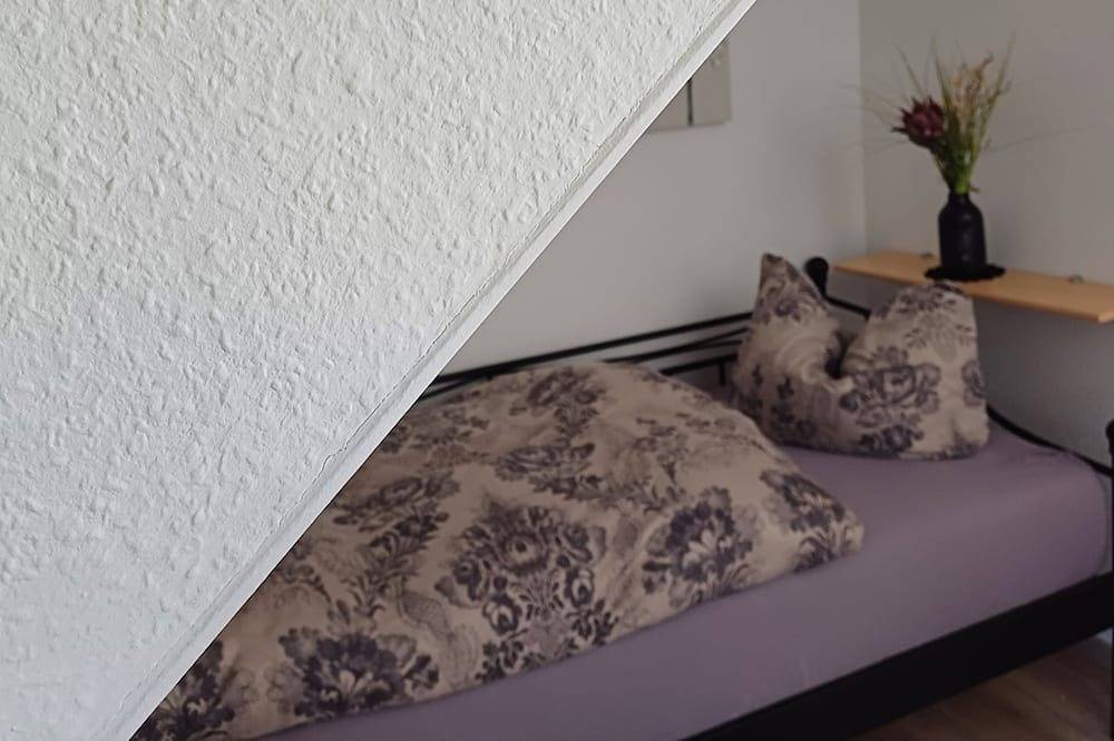 Ganze Wohnung, Komfortables Singel-Appartement mit Wohnlandschaft und Kochzeile in Dörfles-Esbach, Oberes Maintal - Coburger Land